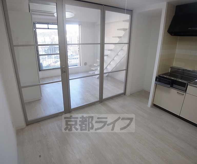 居室・リビング　間仕切りは可動式ですので、お部屋が広々使えます。