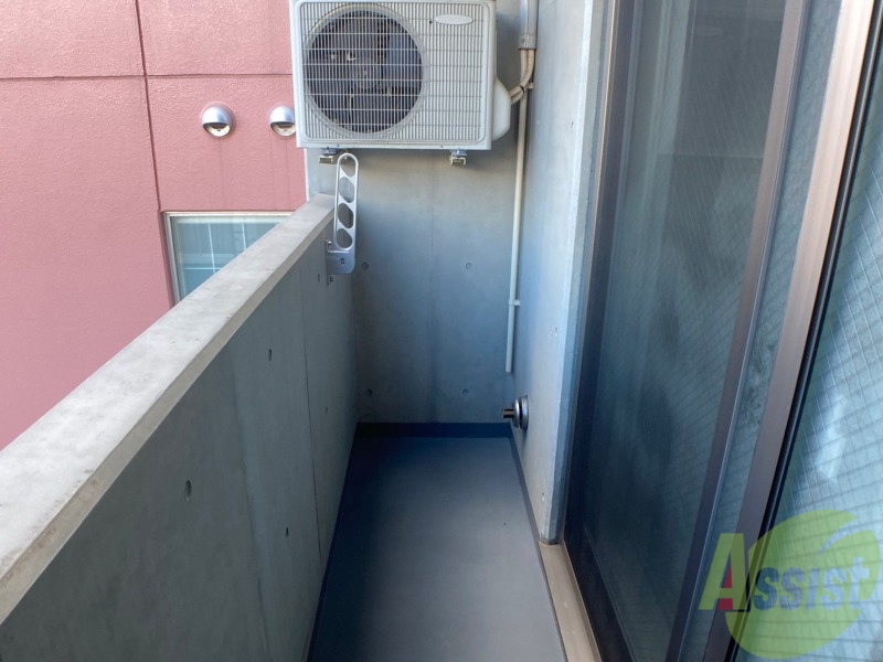 バルコニー　バルコニー。洗濯物がはかどりそうな広さがありますよ。