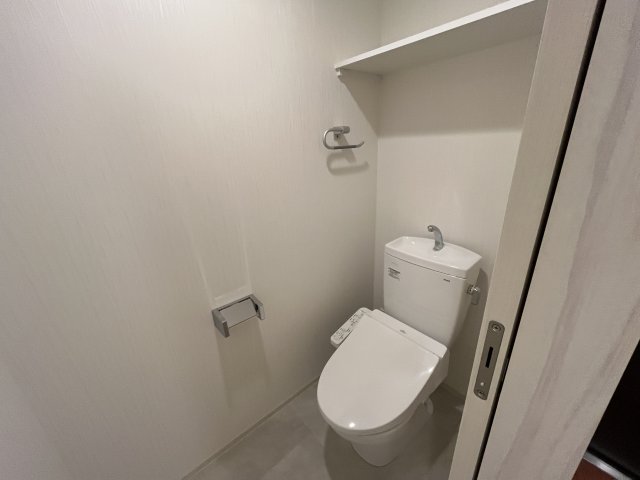 トイレ　写真は、他部屋の反転間取りです。(現況優先)