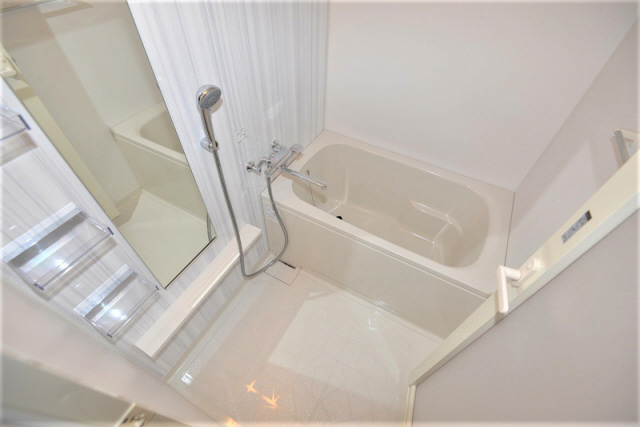 バス・シャワールーム　コンパクトで使いやすいお風呂です