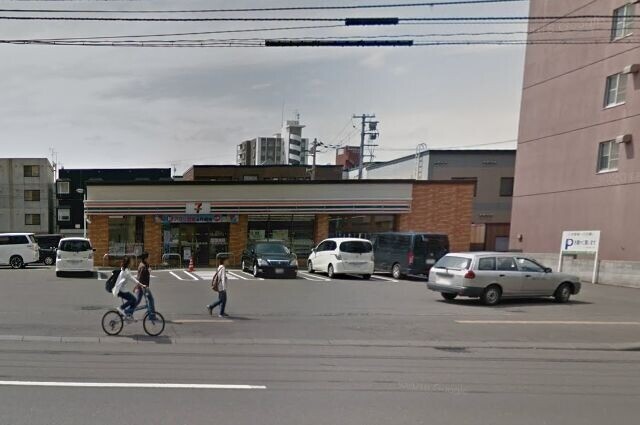 コンビニ　セブンイレブン札幌平岸3条店（コンビニ）まで118m