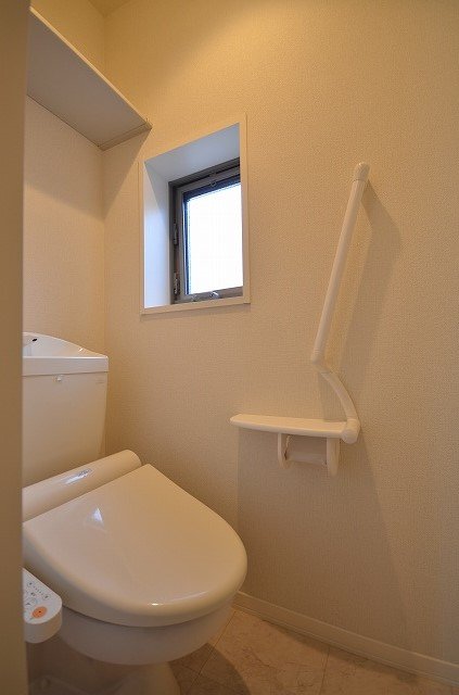 トイレ　別号室の写真です（反転）