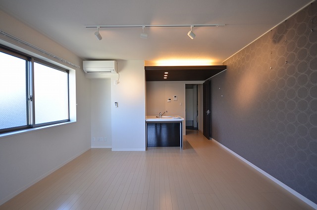 居室・リビング　別号室の写真です（反転）