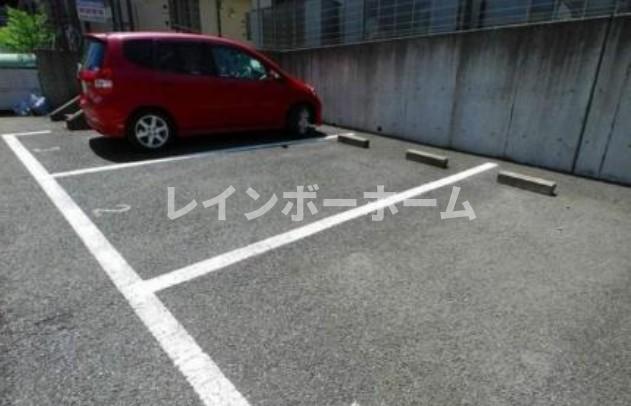 駐車場　駐車場に車を止められます