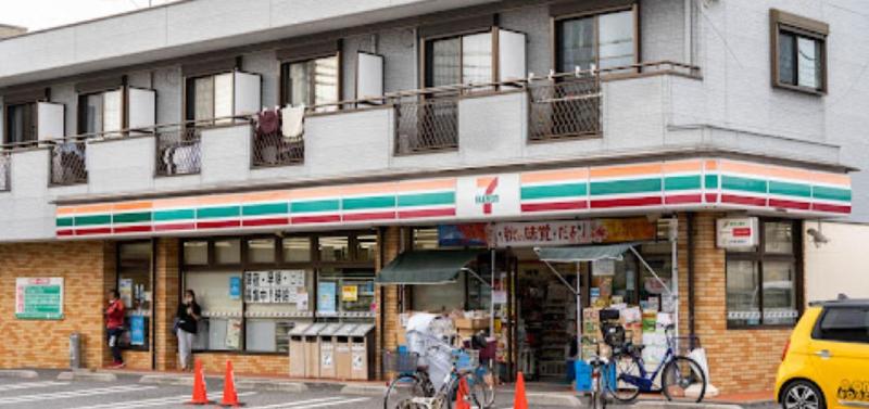 コンビニ　セブンイレブン（コンビニ）まで369m