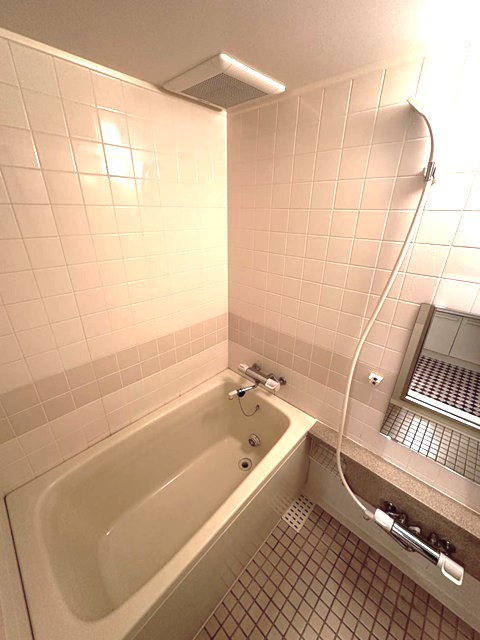 バス・シャワールーム　家族の入浴時間がずれても温められる追い焚き機能付きのバスルー