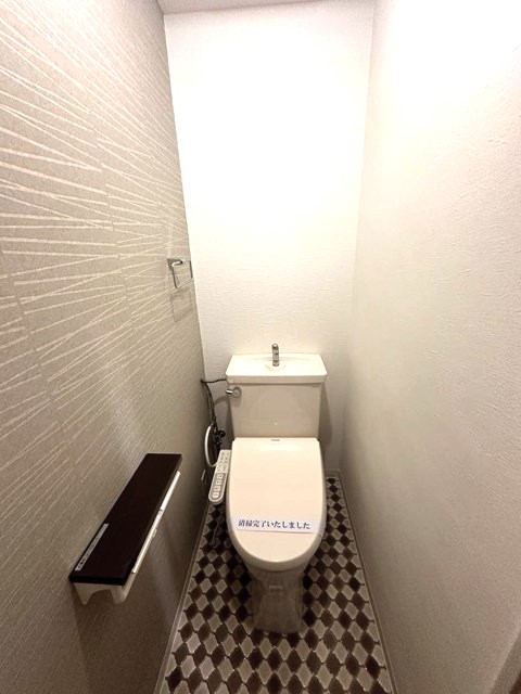 トイレ　トイレは温水洗浄便座付き♪人気のバストイレ別です♪横にはタオ