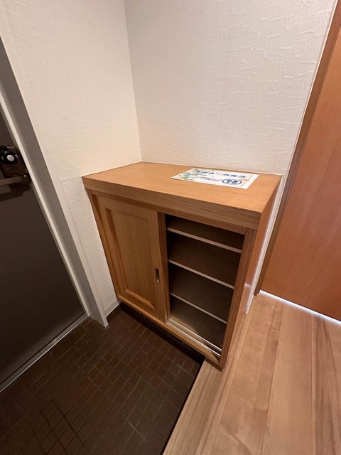 玄関　シューズボックス付きで玄関もすっきり片付きます！上に写真やか