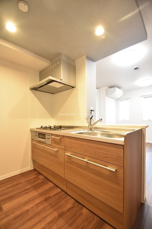 キッチン　３口コンロ付きのシステムキッチンになります。