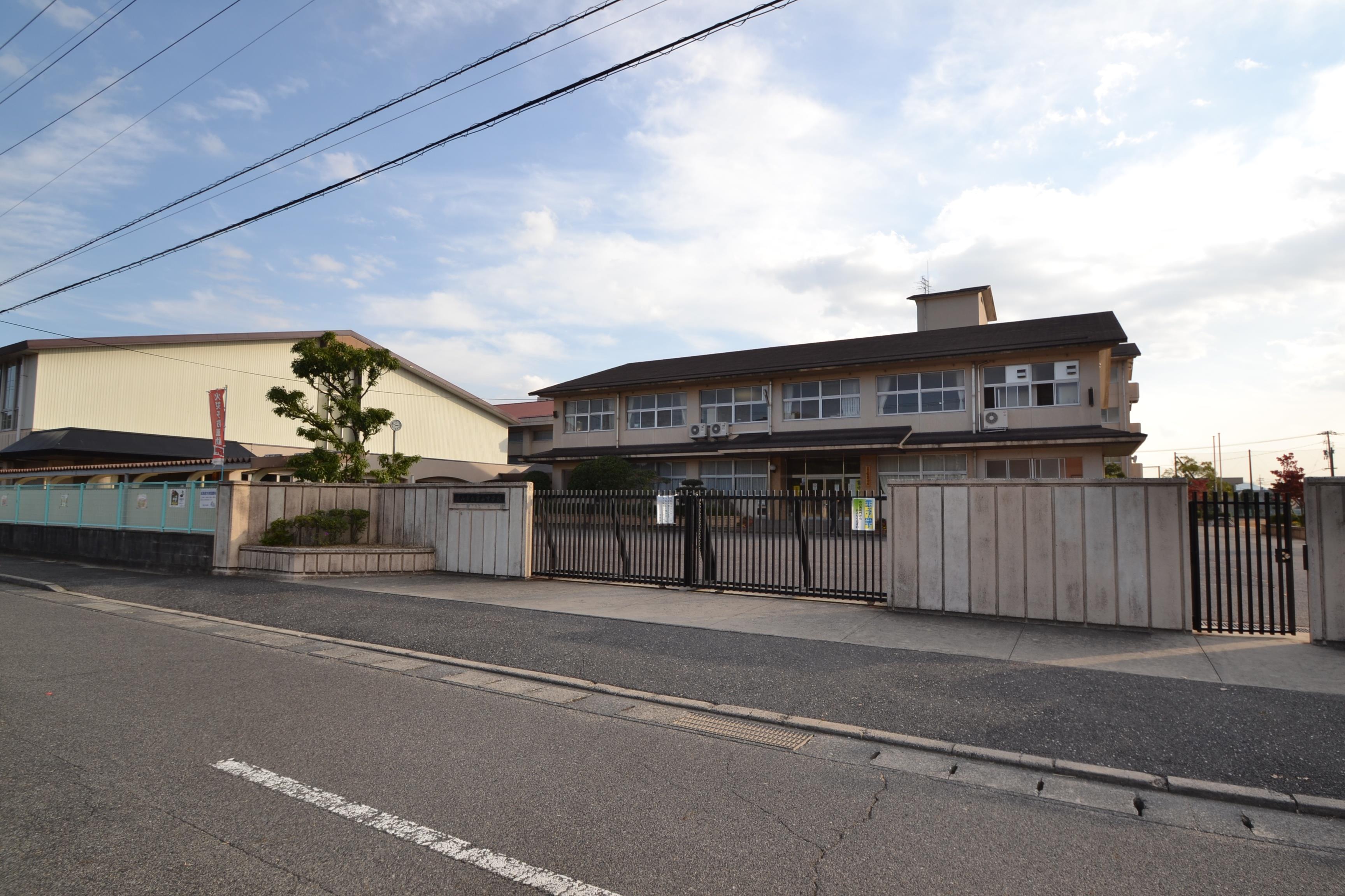 中学校　岡山市立富山中学校（中学校）まで1900m