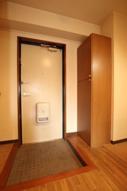 玄関　同物件別号室のものです。