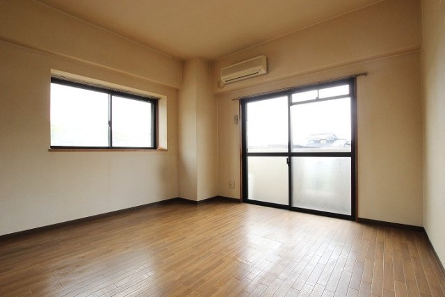 居室・リビング　同物件別号室のものです。