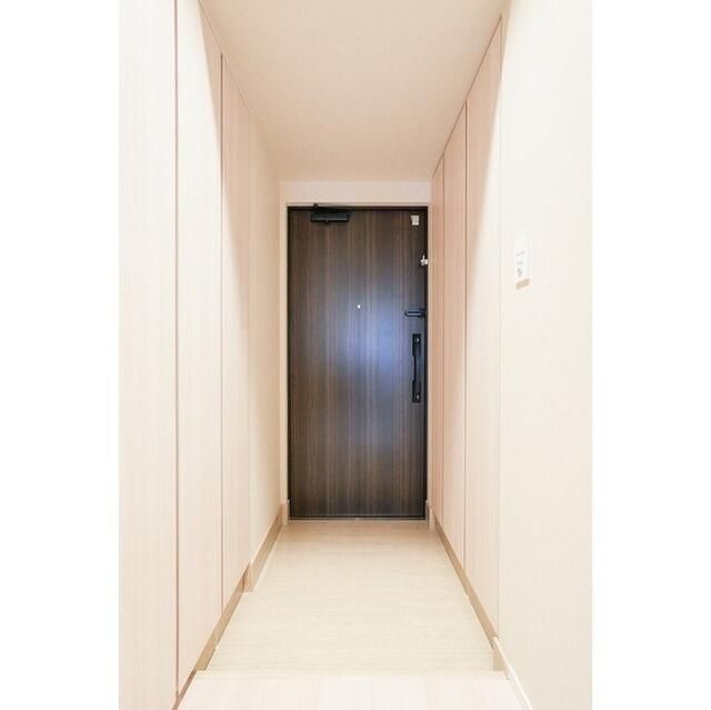 玄関　写真は同タイプ住居です。