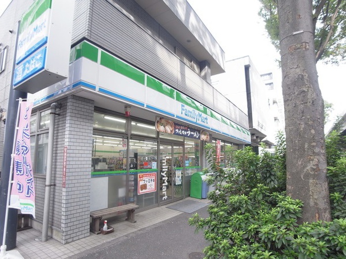 コンビニ　ファミリーマート（コンビニ）まで65m