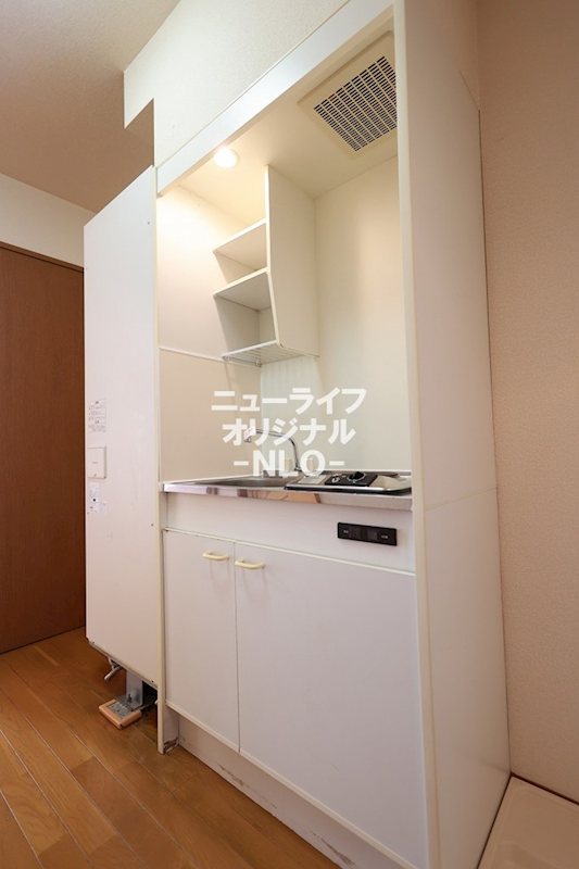 キッチン　上下に収納スペースがあり、コンパクトながら機能的なキッチン★