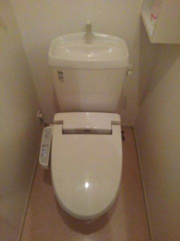 トイレ　落ち着いた色調のトイレです