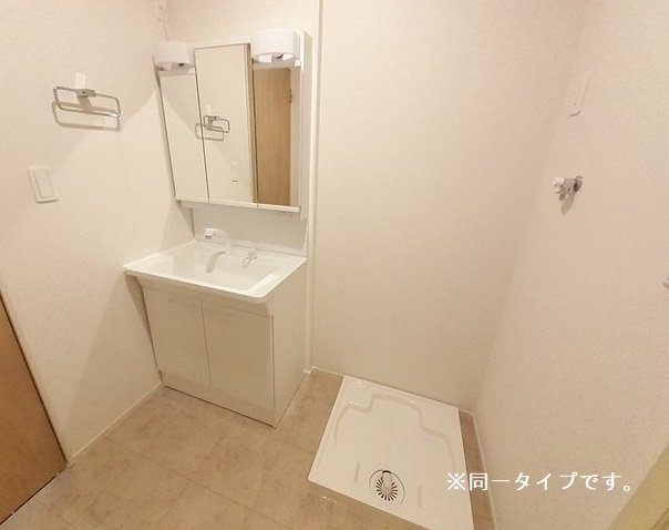 洗面設備　ゆったりとスペースのある洗面所