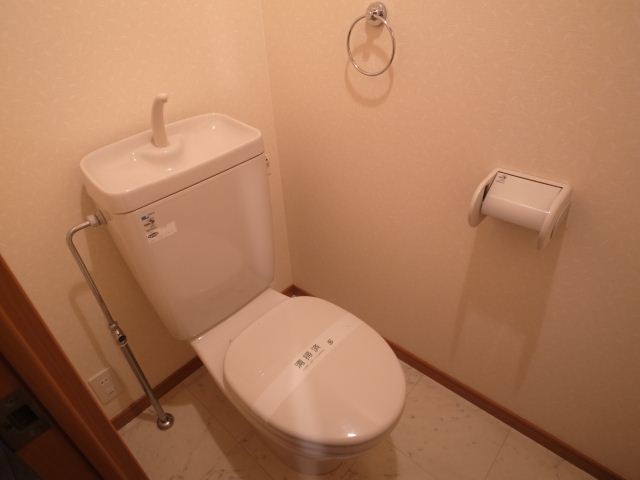 トイレ　写真は別号室タイプになります。