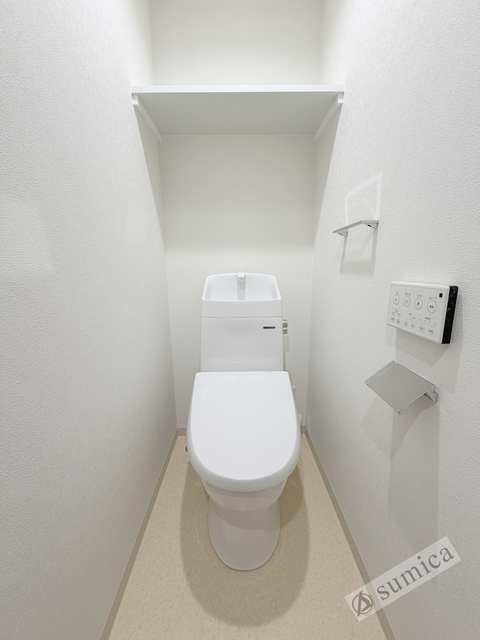 トイレ　人気アイテムの温水洗浄便座。清潔感のあるトイレです。