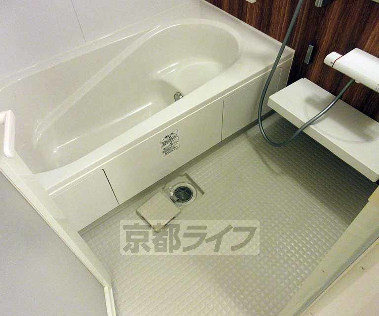 バス・シャワールーム　ゆったり浸かれそうです！