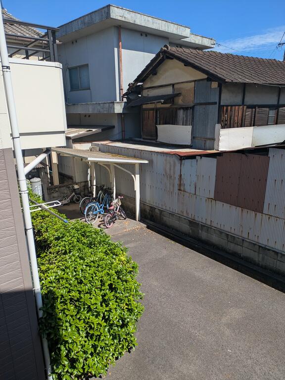 エントランス　駐輪場もあります。