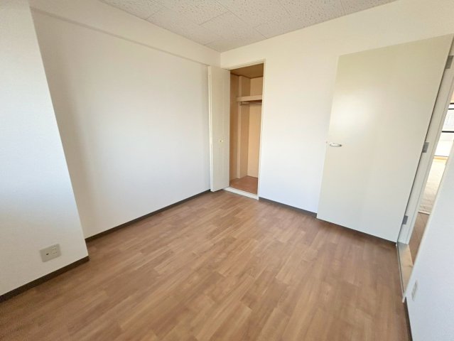 その他部屋・スペース　ゆとりのあるベッドルームで快適な睡眠をとってくださいね。