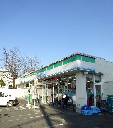 コンビニ　ファミリーマート（コンビニ）まで650m