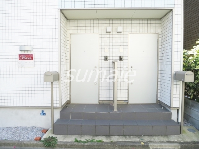 エントランス　戸別玄関です☆