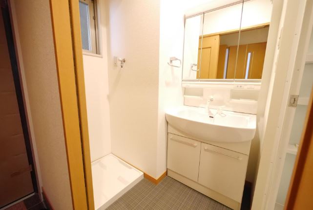 洗面設備　※同タイプ他部屋の内装写真です。
