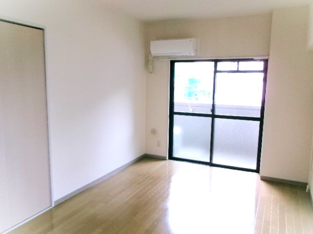 居室・リビング　※別のお部屋の写真です。現況を優先させていただきます。