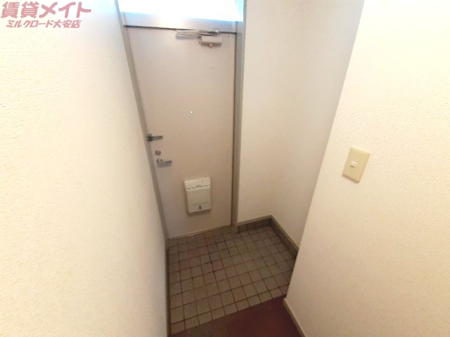 玄関　同物件別室の写真です