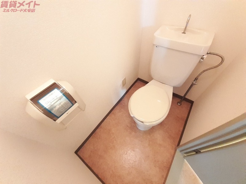 トイレ　同物件別室の写真です