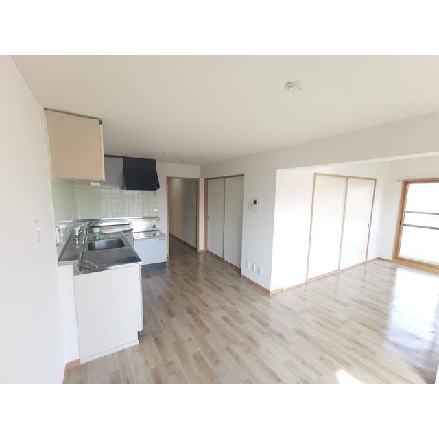 居室・リビング　リビング明るい印象のお部屋になってます！