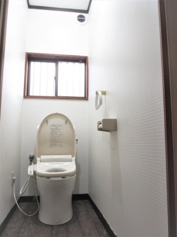 トイレ　トイレ、温水洗浄便座、換気扇。トイレは節水タイプです