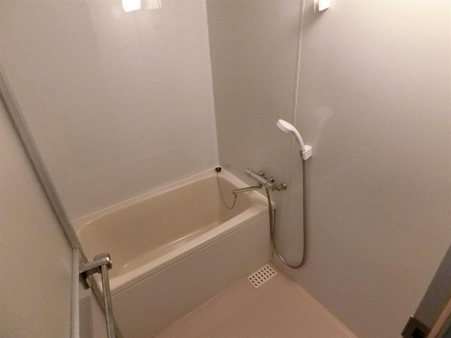 バス・シャワールーム　いつでもすぐに入浴できるシャワー付きバスルーム♪