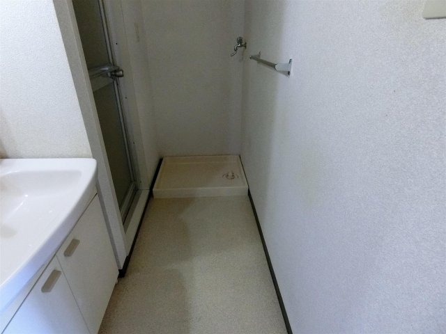 その他設備　バスルーム前にある室内洗濯機置場です♪