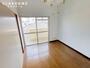 居室・リビング　同物件の別部屋になります。