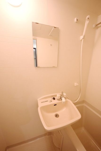 洗面設備　★鏡付きで使いやすい洗面台です★