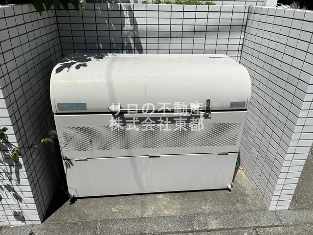 その他共有部分　蓋つきのゴミ置き場あります。衛生的ですね♪