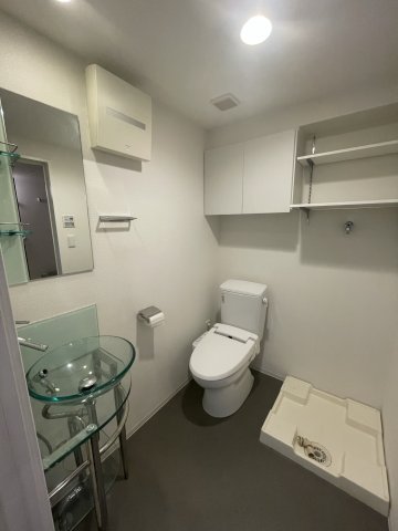 トイレ　(参考)同マンション反転タイプの間取り部屋写真