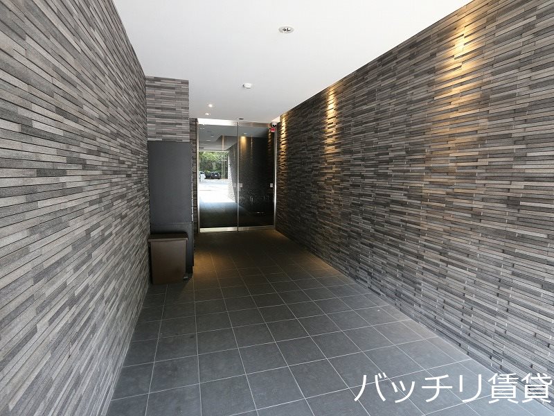 エントランス　画像は別号室の為、現状優先になります。