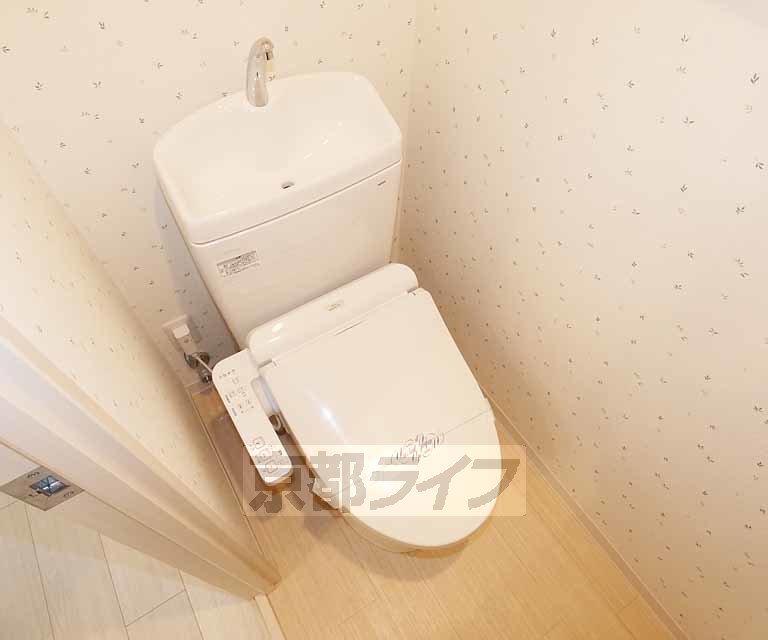 トイレ　ウォシュレット完備。