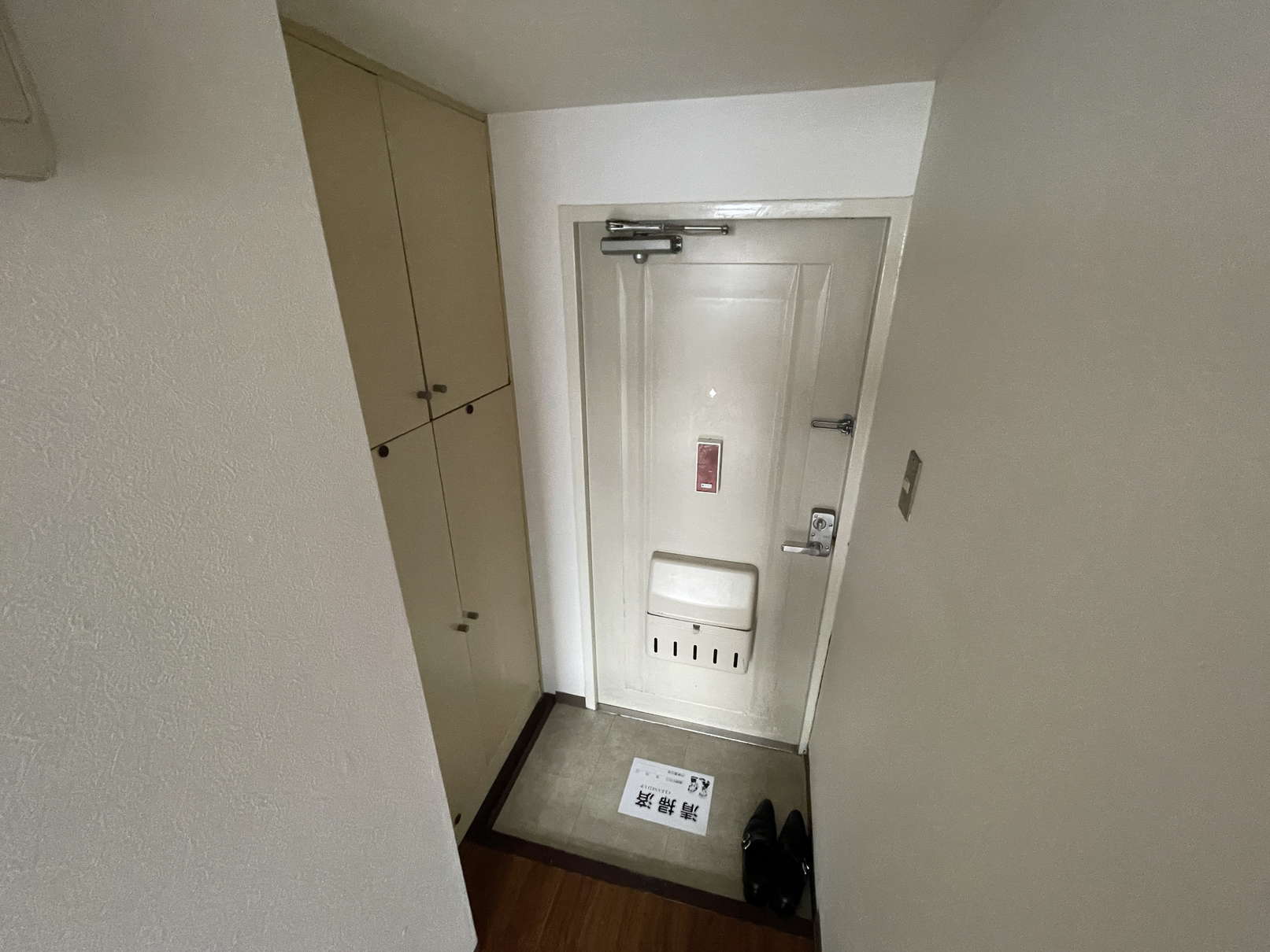 玄関　※同物件別号室の参考写真です。