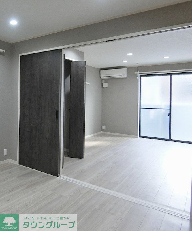 その他部屋・スペース　洋室は広々6.8帖。黒を基調とした木目調の建具建材を使用し…