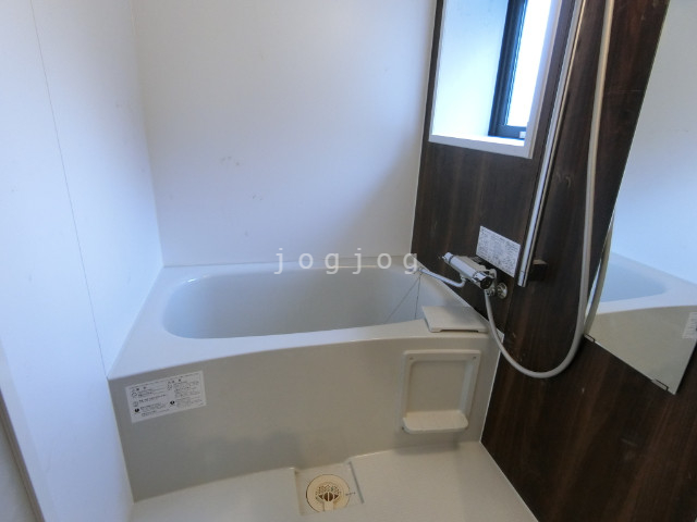 バス・シャワールーム　ゆったりとしたお風呂で快適に過ごせます。