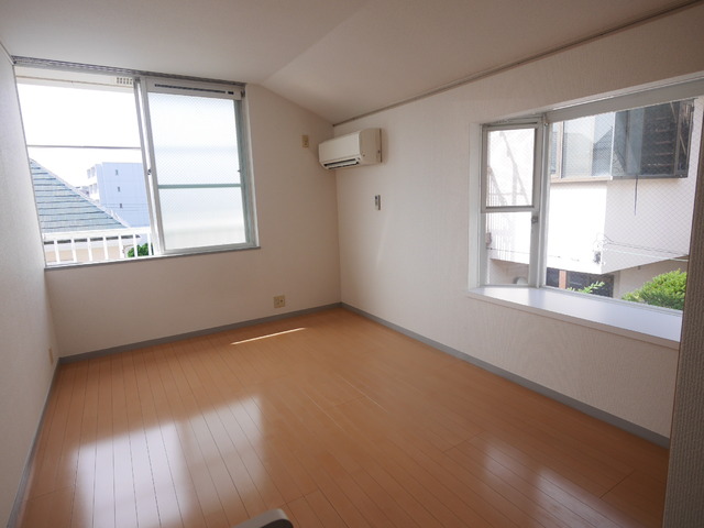 居室・リビング　２面採光で明るいお部屋です♪