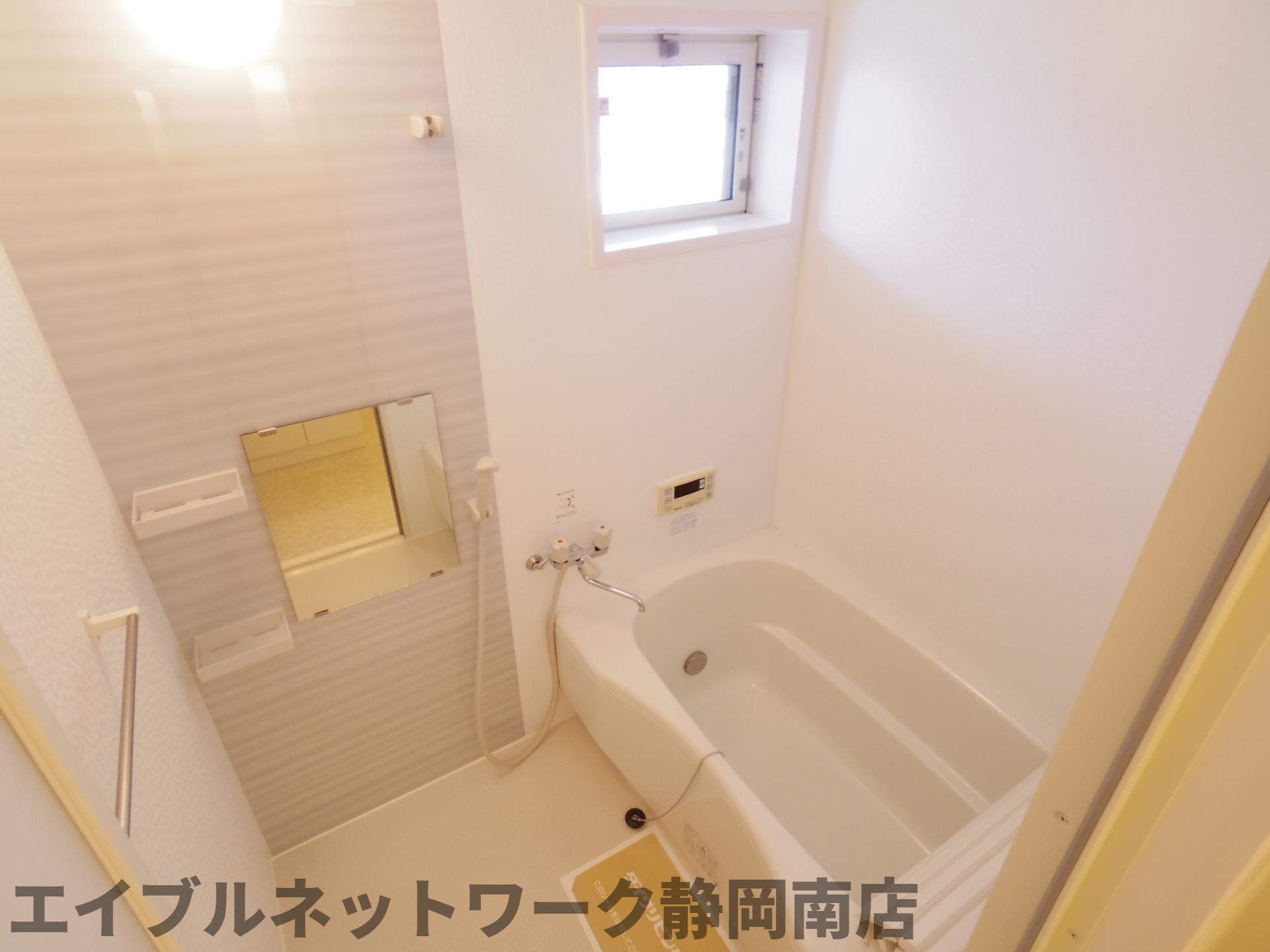 バス・シャワールーム　落ち着いた空間のお風呂です