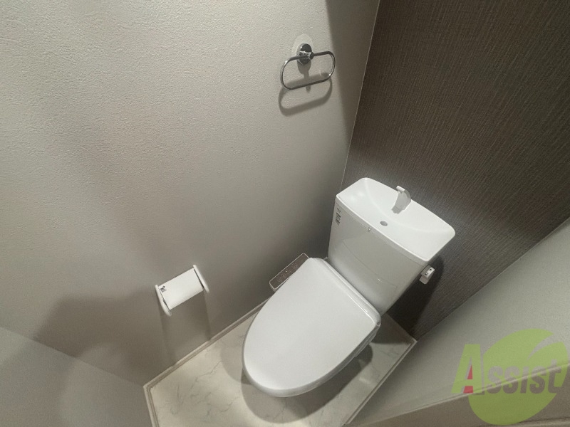 トイレ　トイレは温水洗浄便座です。シンプルな雰囲気になっています。