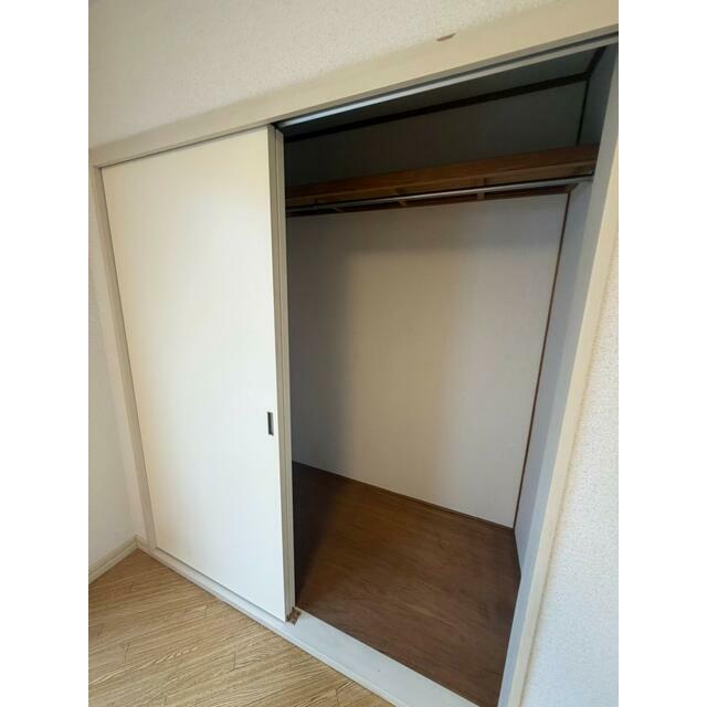 収納　室内に広めの収納箇所あり。パイプ設置あり。
