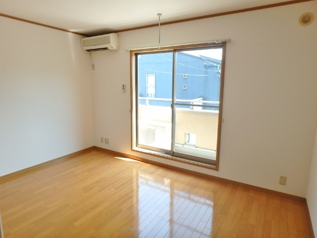 居室・リビング　【洋室８．２帖】　エアコン付きのお部屋です★